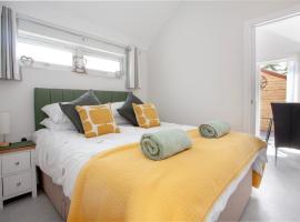 Lovely & Charming Studio with Parking In New Forest - Brand New!, apartamento en Sway