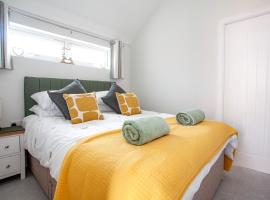 Bright & Lovely Studio with Parking In New Forest, place to stay in Sway