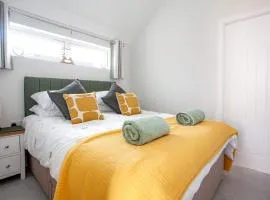 Bright & Lovely Studio with Parking In New Forest