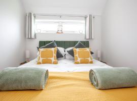 Stylish & Lovely Studio with Parking In New Forest!، مكان إقامة مع الخدمة الذاتية لإعداد الطعام في Sway