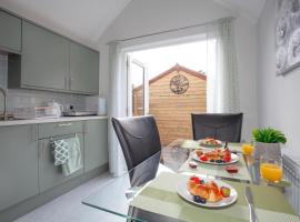 Stylish & Lovely Studio with Parking In New Forest!, acomoda&ccedil;&atilde;o com cozinha em Sway