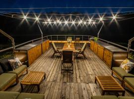 Water Hideout - Floating Villas in Wild Nature, hotel in Nowawieś Zbąska