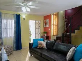 Modern Townhouse with Parking, WiFi and Air Conditioning in Portmore