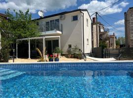 Villa AMore Radini with a private heated saltwater pool and private parking, hotel v mestu Brtonigla