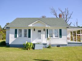 3BR Quiet Cottage Private Dock Fishing, hotel i Davis