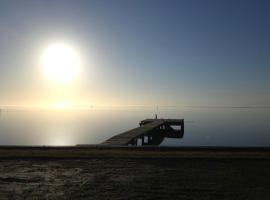 4BR Soundfront cottage Private Dock Fishing, hotel i Davis