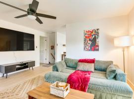 3 Mi to Downtown Youngstown Apt with Deck!, hotel a Youngstown