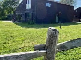 Countryside Barn Close to Kent Vineyards