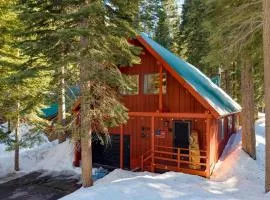 Mountain Cabin w Fireplace Balcony Easy Ski Access Bear Americana