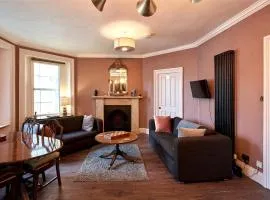 3 Bedroom Apartment - Historic Old Town