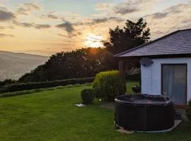 Fig Tree - Pet-friendly cottage with indoor pool, hot tub & breathtaking views of Snowdonia