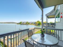 Dock and Pool Access Condo on Smith Mountain Lake, hotel v destinaci Moneta