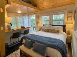 Cheerful Cottage with Loft Close to Everything 6