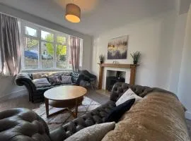 Bowood Road House sleeps 7 Free parking
