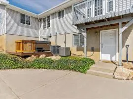 Pet Friendly Hot Tub & Fully Fenced Backyard