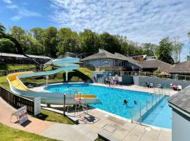 Acorn Lodge for Six with Hot Tub - Devon, Hotel in Chudleigh