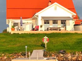 Northern Lights exclusive house by the river, hotel v destinaci Boden