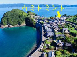 オーシャンビューで海水浴が出来てカフェも近い貸し切り宿ウミトミント，Otsuki的海灘飯店