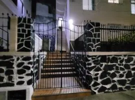casa em rua tranquila a 200 metros do agito do Rio Vermelho e praia
