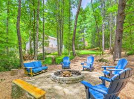 Spacious Family Home Near Hiking and Breweries!, hotel i Arden