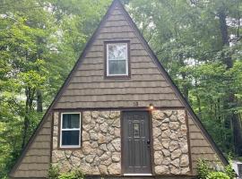 A-Frame #18 - by The Chalets, hotel u gradu 'Logan'