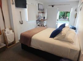 Heart of town studio, hotel in Coromandel Town