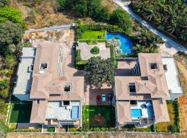 4 Bed Private Pool Pent House Villa Alibaug, hotel v destinaci Parhūr