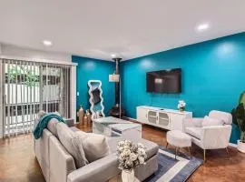 Your Stylish King Suite Getaway - Sleeps 4 - Pool, Prkg