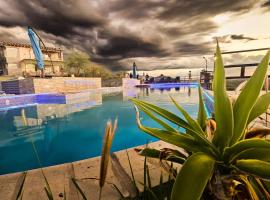 Caba&ntilde;as Balcones de Nogol&iacute; - San Luis，Hip&oacute;lito Yrigoyen的有熱水按摩池的飯店