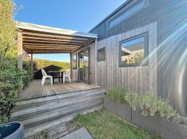 Séjour en Tiny House à Jullouville, piscine et parking inclus - FR-1-361A-95, domek nebo chatka v destinaci Jullouville-les-Pins