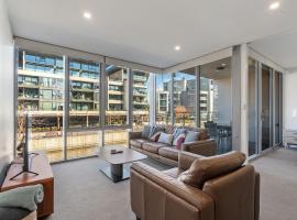 Spacious Lakefront Apartment with Pool Access, ξενοδοχείο σε Kingston 