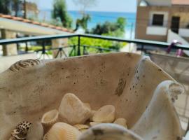 Las sirenas maisonnettes by the beach groundfloor and semi basement, hotel in Chrysi Ammoudia