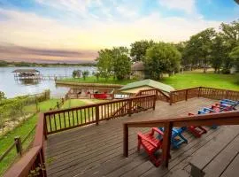 Lakefront Retreat Sleeps 15 Starlink Internet