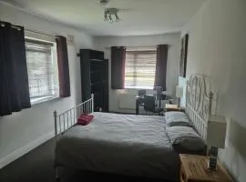 Comfortable Double room beside tramline