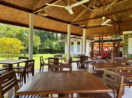 Satwa Elephant Eco Lodge, chal&eacute; alpino em Labuhanratu