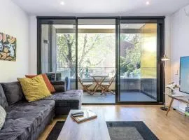 Cosmo Stays- Designer Apartment Fabulous Location