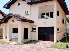 Stylish 3 bedroom House Near Airport & Marina Mall
