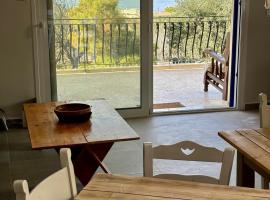 Vila with amazing view near the beach, khách sạn ở Vathí