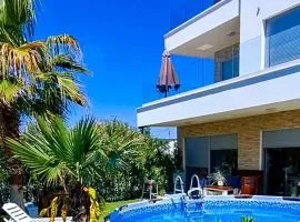 Luxury Apartment Slavica by the sea,with garden
