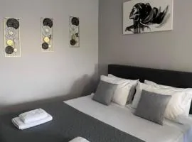 Petra's Charming Home, 500m to Beach