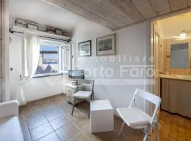 Monolocale mansardato sulla spiaggia di Porto Faro