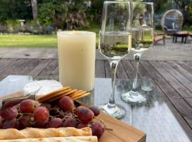 Willow & Waves- Huge outdoor space & Full kitchen, hotel v destinaci Hector