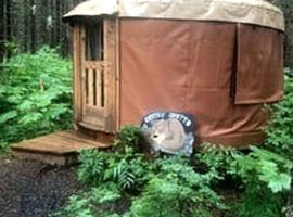 Alaskan Glamping Yurt in Seward for an Eco-Adventure, luxusní stan v destinaci Seward