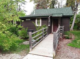 Charming Cabin Rental Nestled in the Peaceful Woods of Huron National Forest, Michigan, hotel v destinaci Five Corners