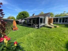 Bungalow near beach with large private garden - not for companies