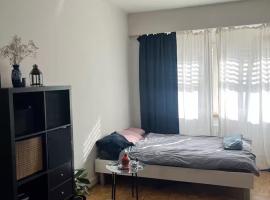 A cute room with 1,5 bed in shared flat, hotel en Arni Alp