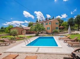Villa Giovanna, a charming Villa with pool in a beautiful landscaped garden, hótel í Šumber