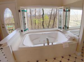 Ozark Spring Cabin 06 Spring Haven King Spa Tub、ユーレカ・スプリングスのホテル