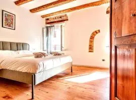 NEW Luxury Jacuzzi Suite - 100sqm Historic Center - 50m from Parking