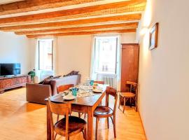 LUXURY -JACUZZI- FLAT 100mq, elegante e storico, nel borgo medievale, hotel in Trento